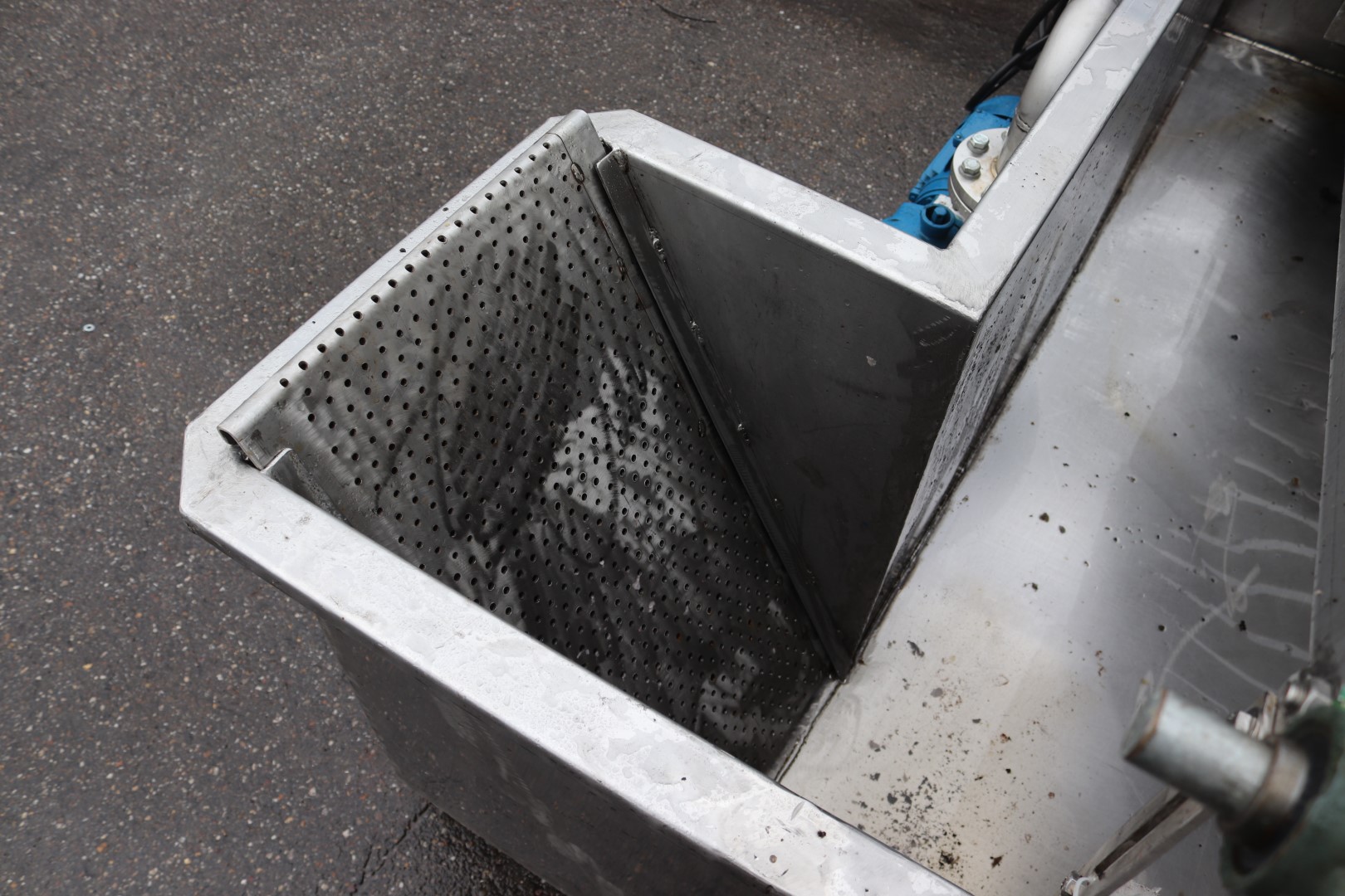 Stainless steel water dumper with roller conveyor elevator and pump
