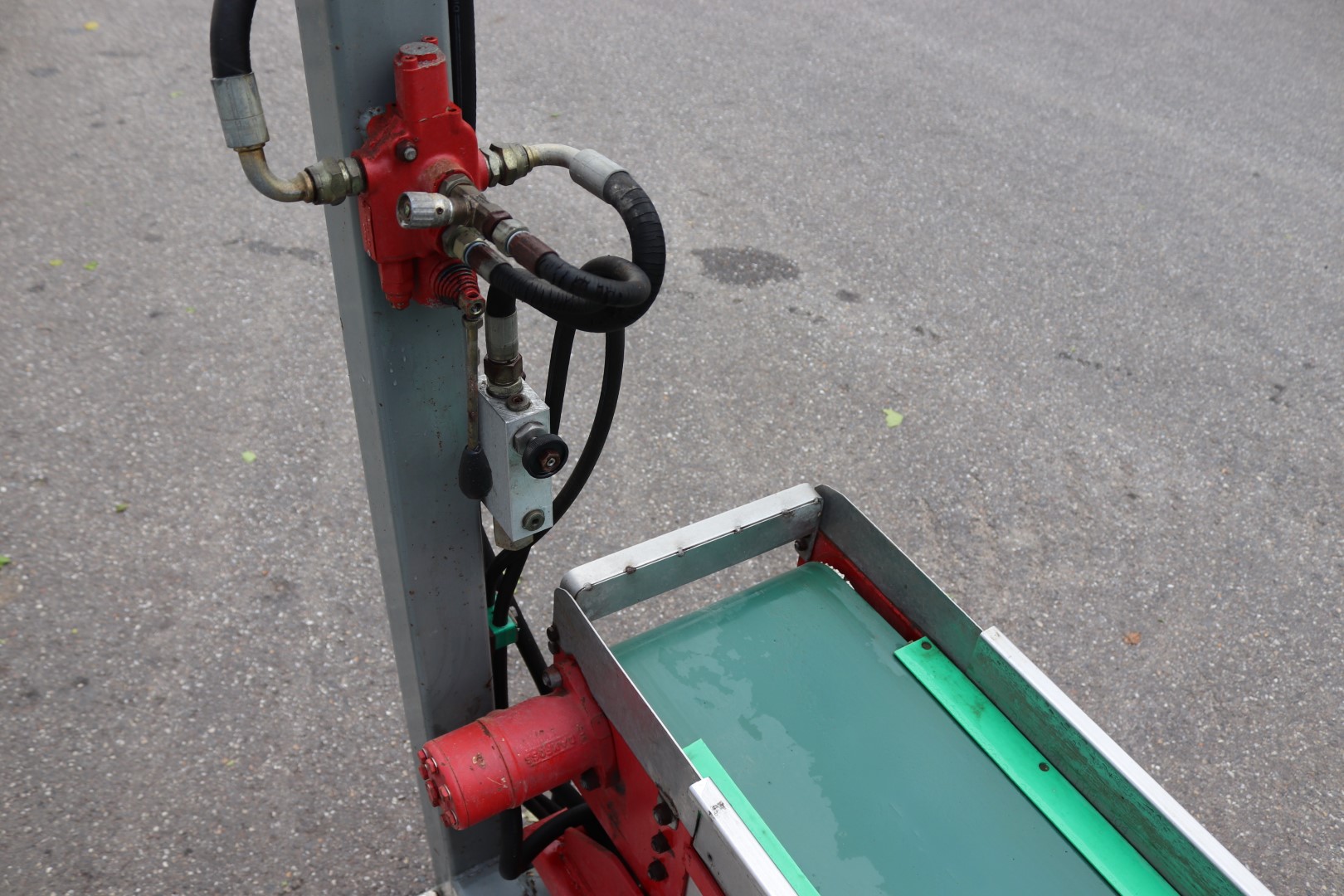 VanHoucke aluminium harvesting conveyor with platform