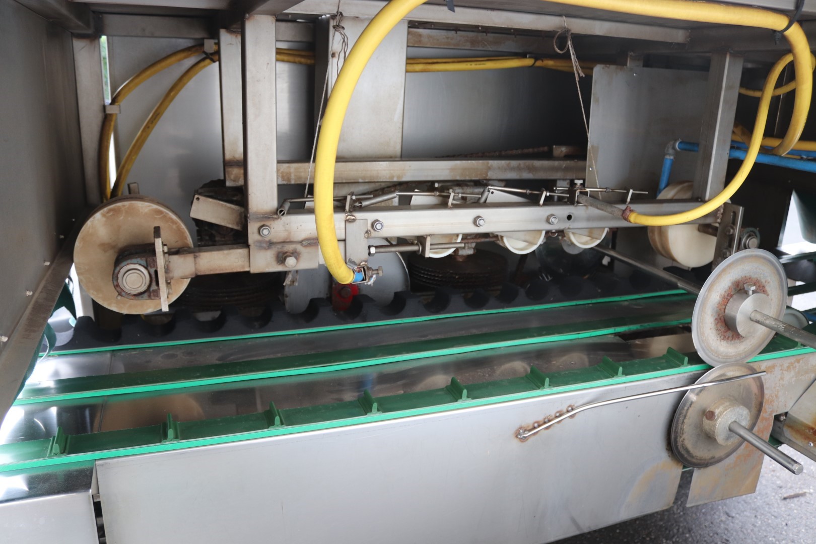 Leek washing machine with turn table
