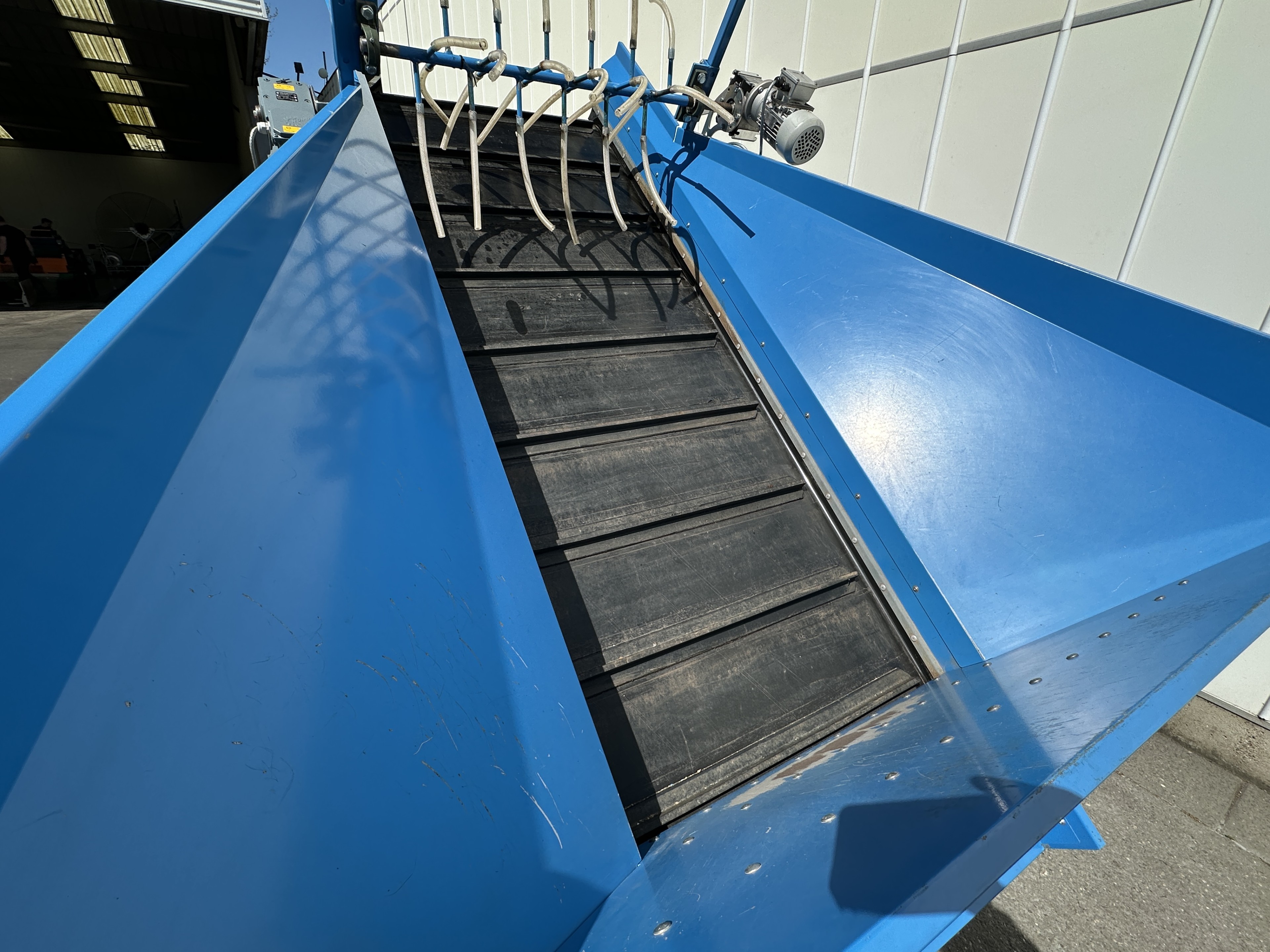 Asa-Lift BS-100 Машинa для сортировки по длине с бункером для корма и поперечным разгрузочным конвейером.