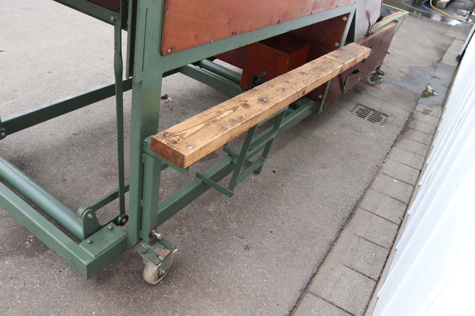Compas sorting machine for potatoes bulbs and onions with elevator