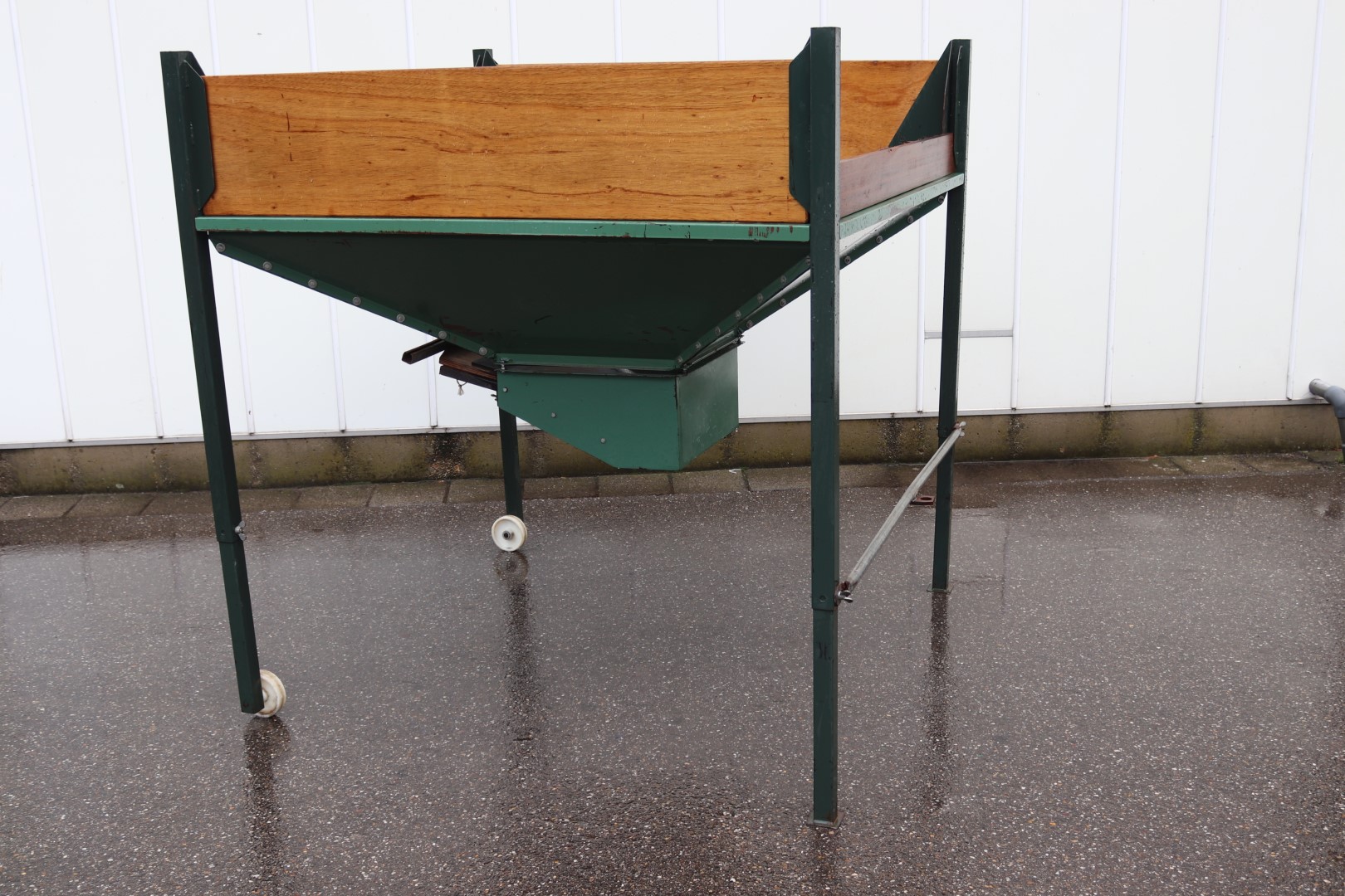 De Bruyn inspection conveyor with elevator and bin