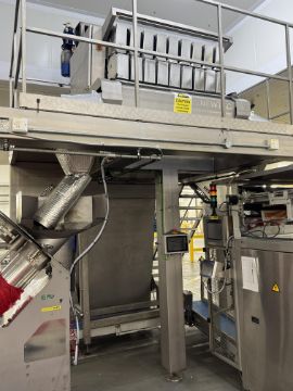 Newtec 4009 B2 Весовой дозатор с 1 машиной для упаковки в сетку, конвейерной лентой и столом для проверки роликов.
