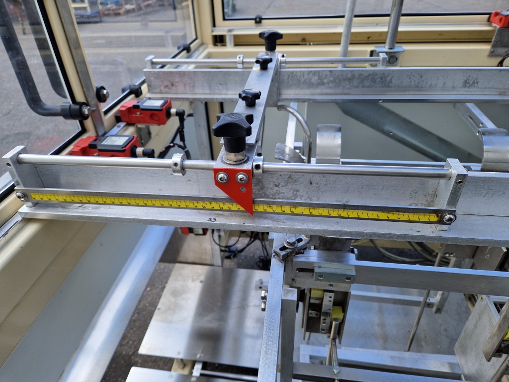 Sealed Air B+ BA20 Mашина для формовки картонных коробок и кассет с наклейкой, подъемником и сборным конвейером