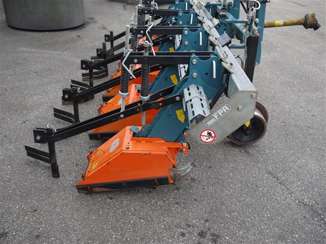 Comeb среди строк rotovator с 4-мя рядами и 5 элементов.