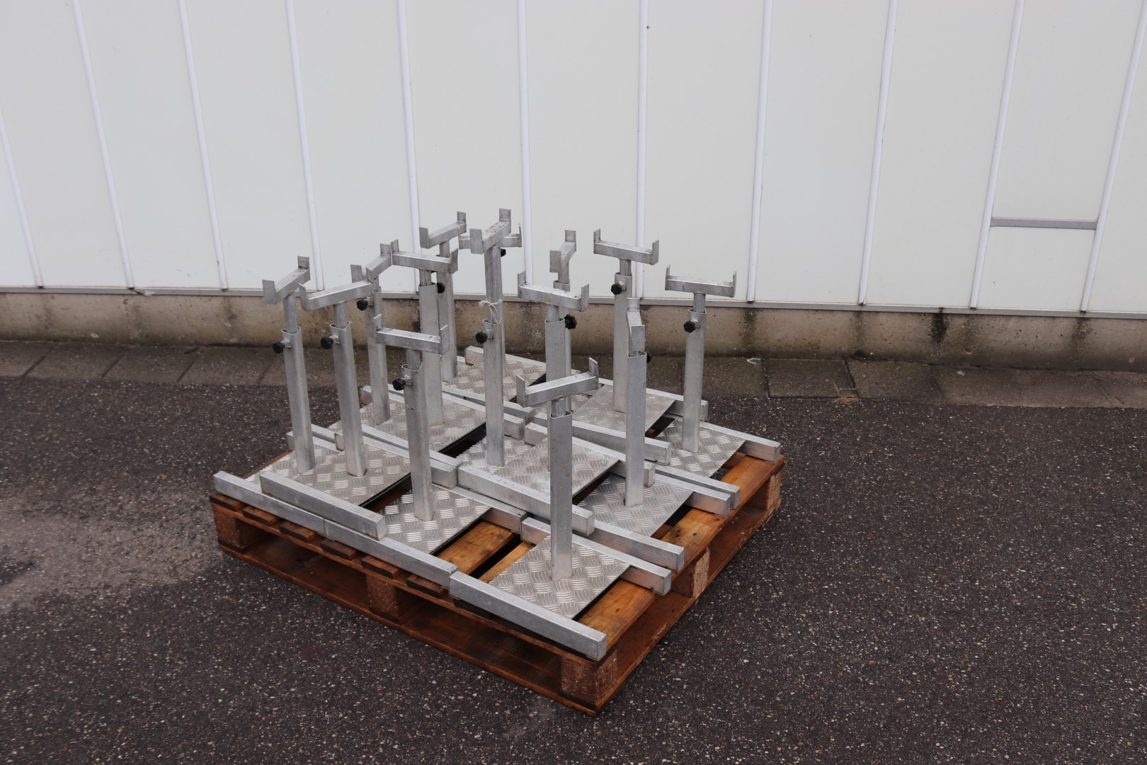 Supports / legs for pot plant conveyors