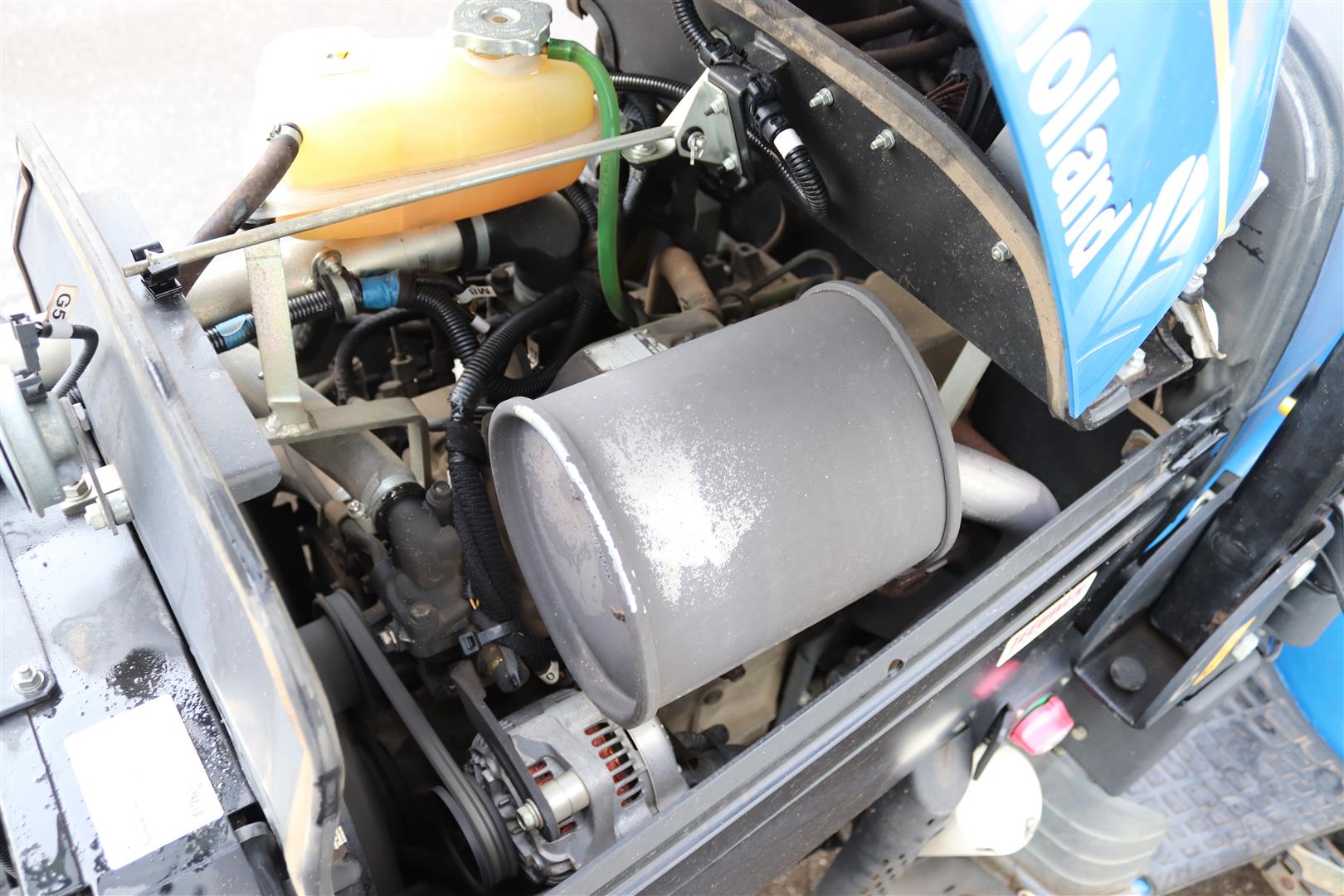 ������� New Holland T3030