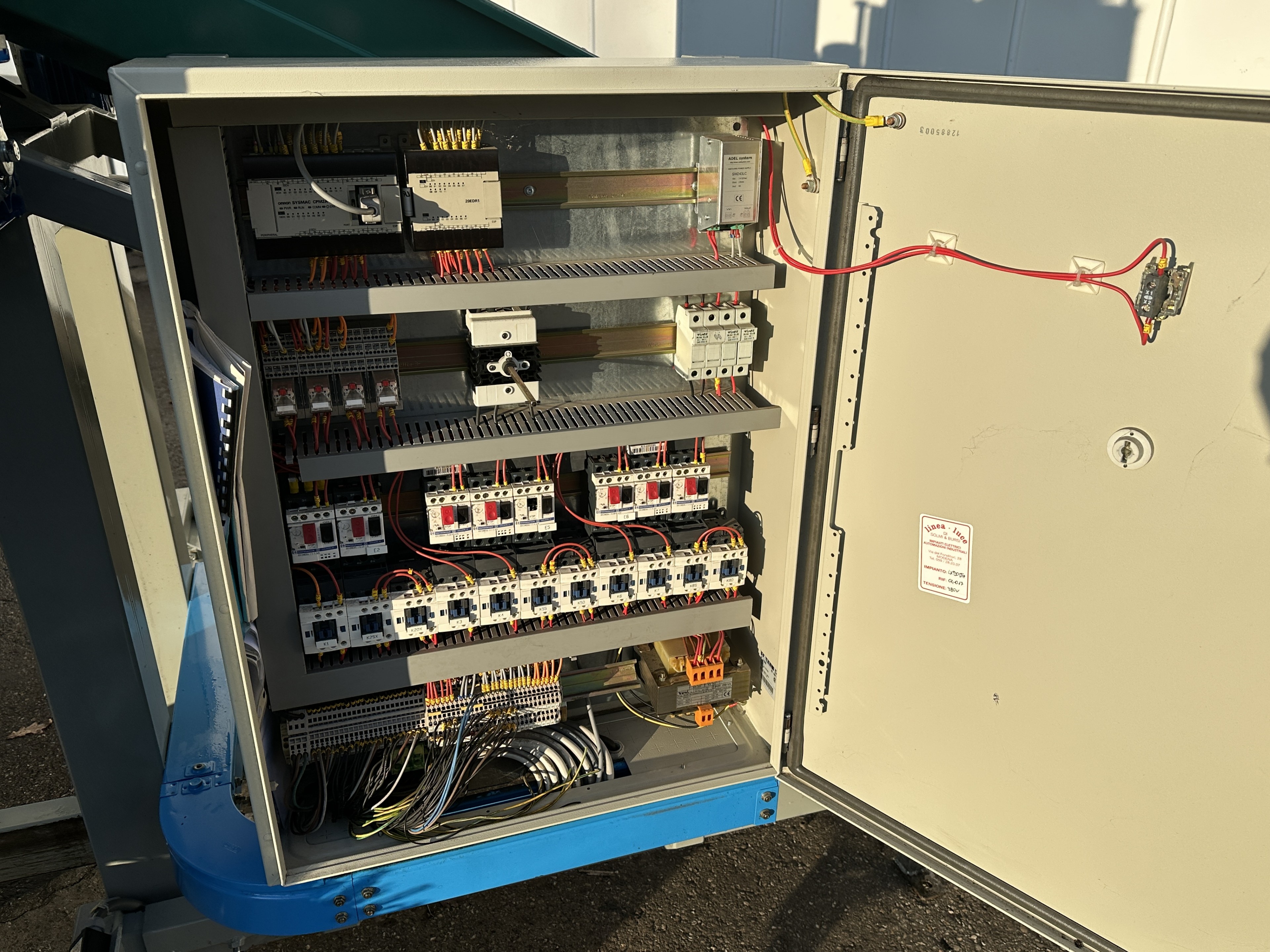 SADO LX90D Наполнитель контейнеров Сухой бункерный наполнитель с двумя разливочными головками для фруктов.