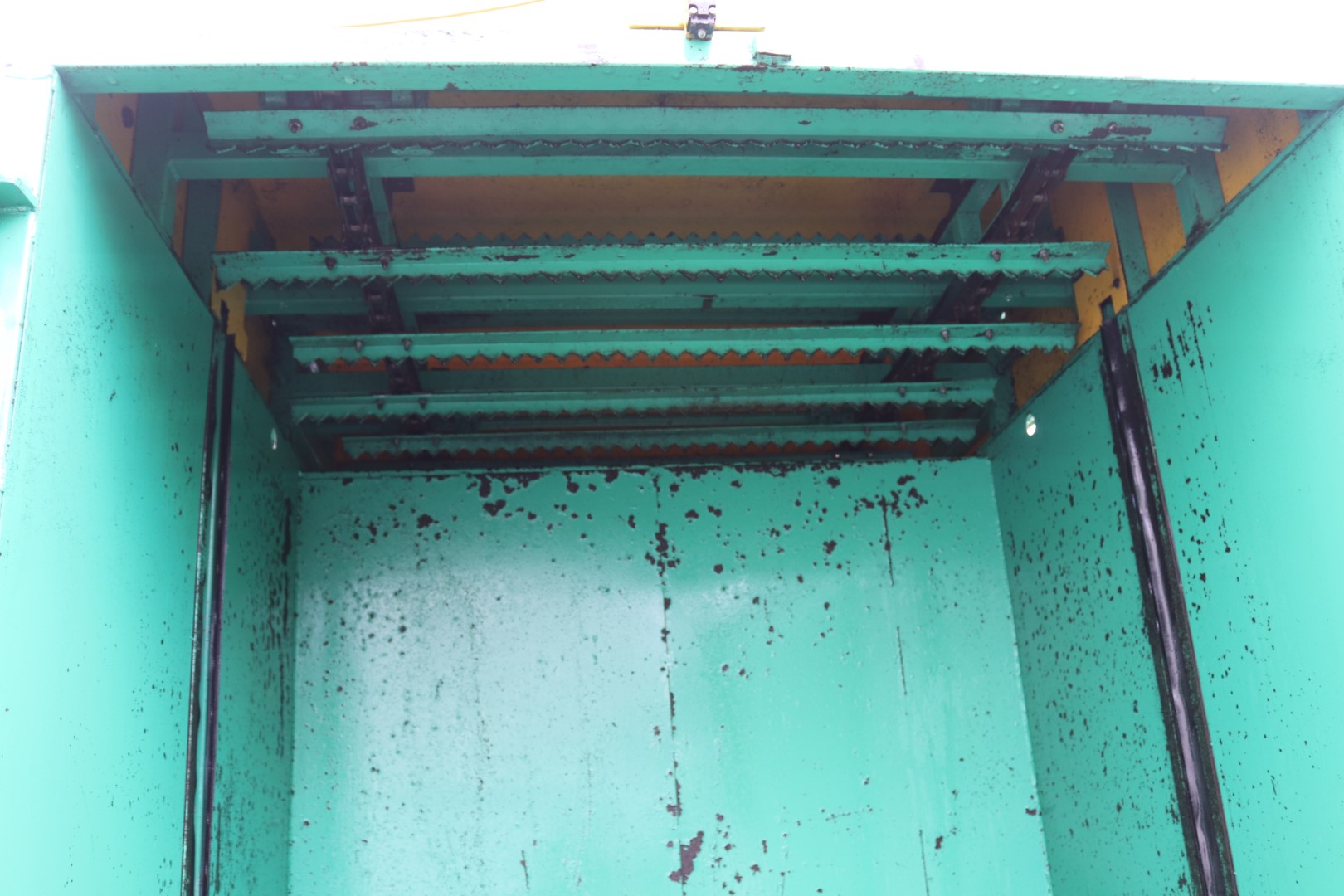 Barret of Boston Peat Big bale breaker with moistering unit