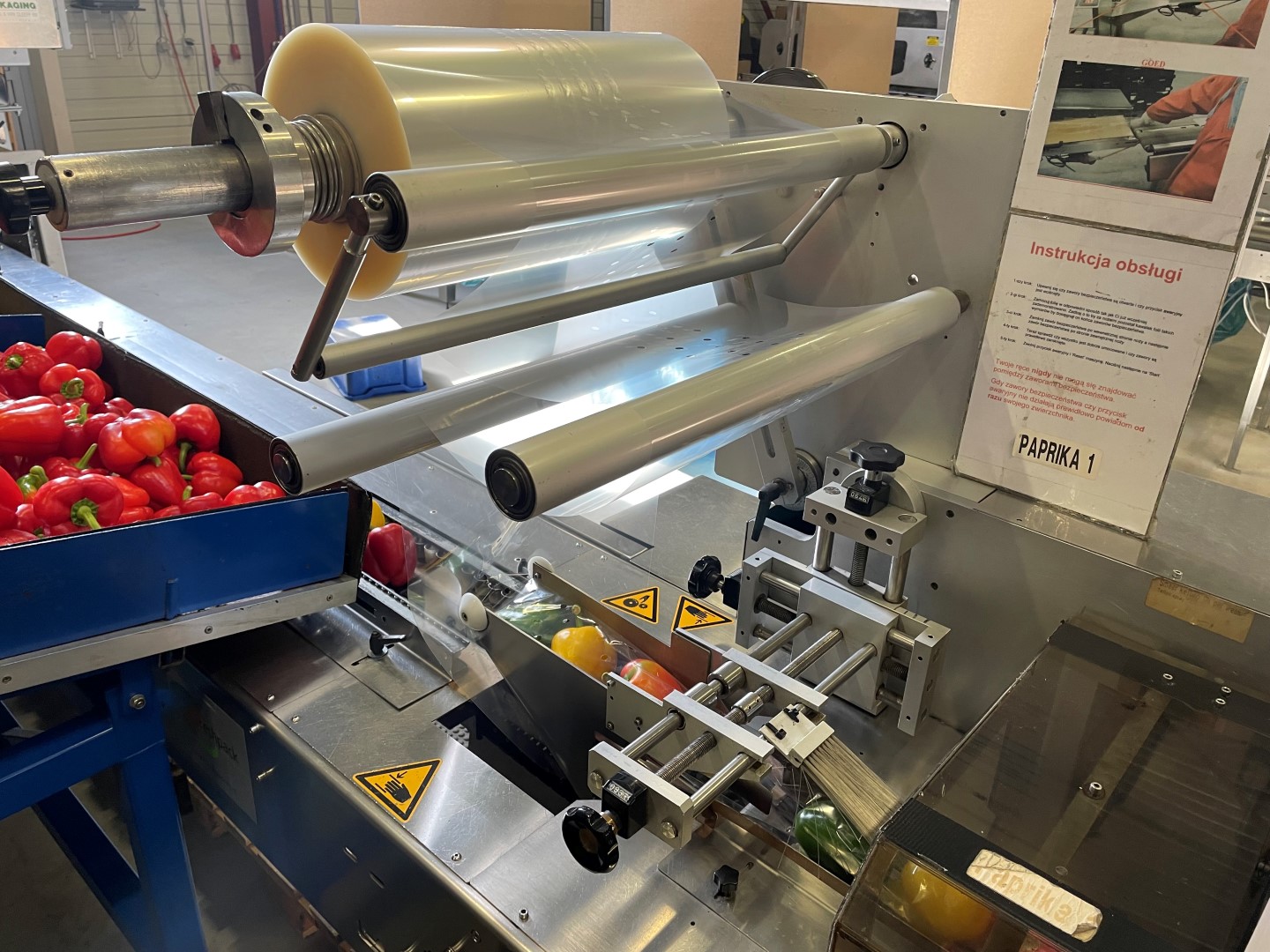 Affeldt weighing machine with GNA flowpacking machine for bell peppers
