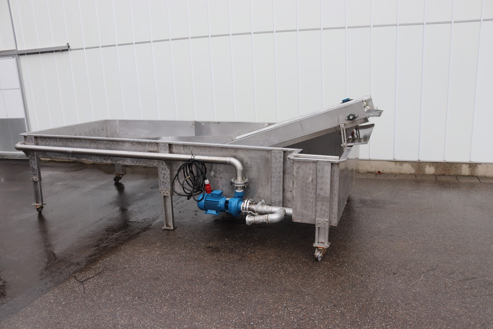 Stainless steel water dumper with roller conveyor elevator and pump