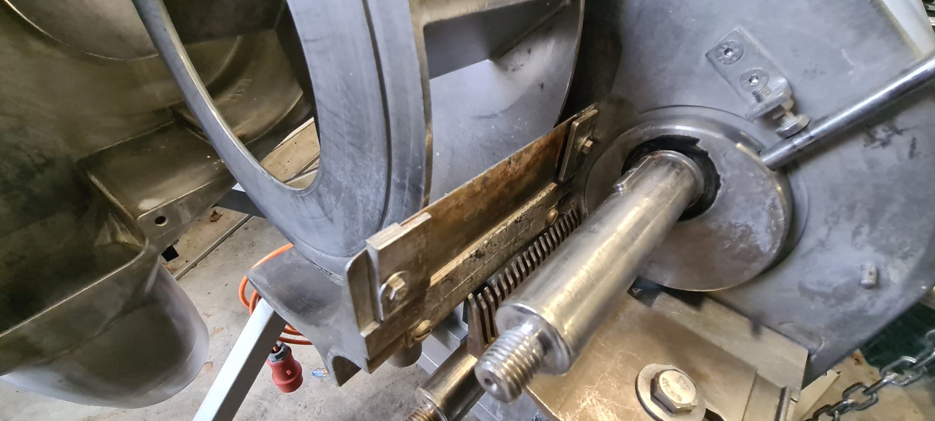 Kronen block cutting machine