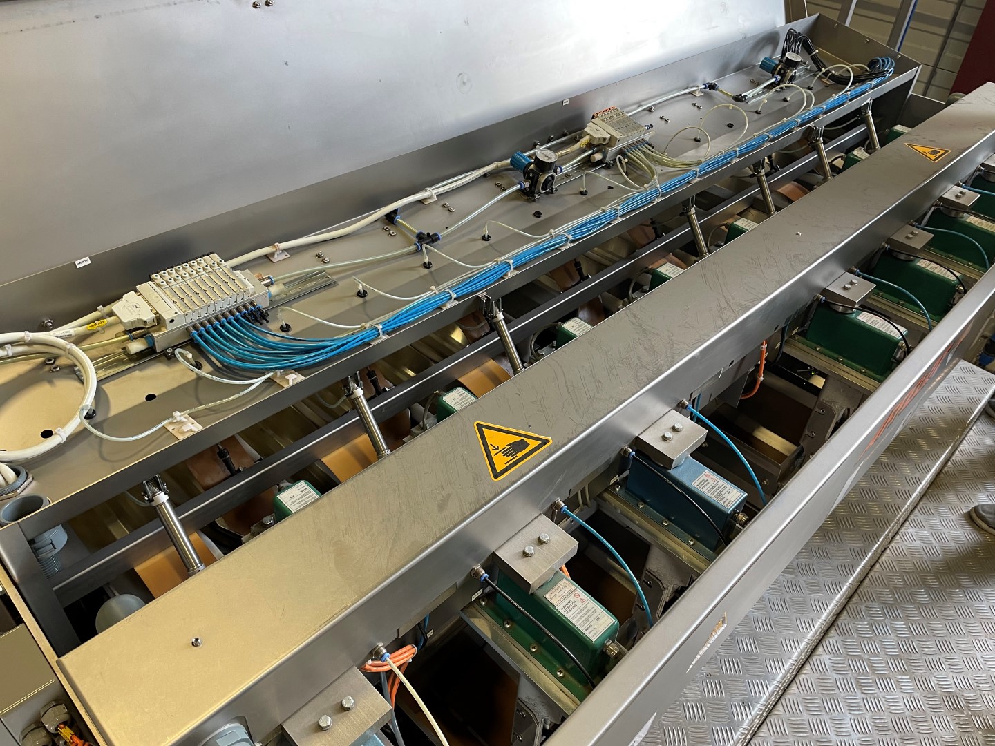 Affeldt weighing machine with GNA flowpacking machine for bell peppers