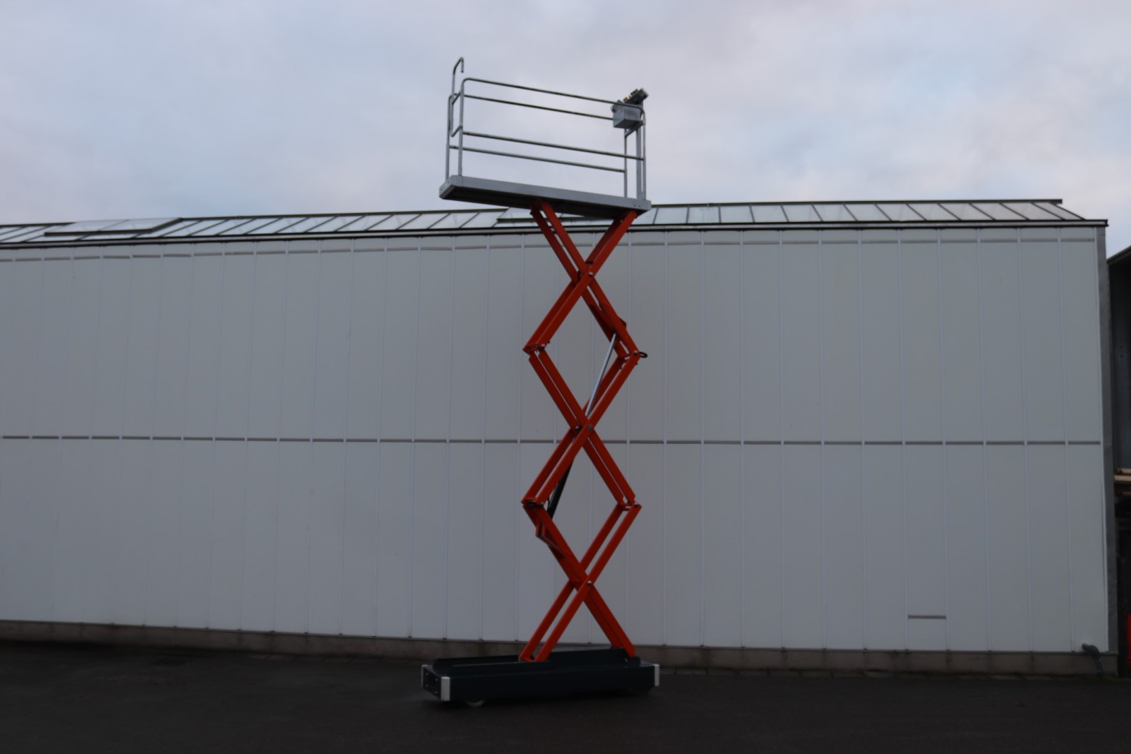 Berg electro- piperail trolley with tripple electric hydraulic scissors