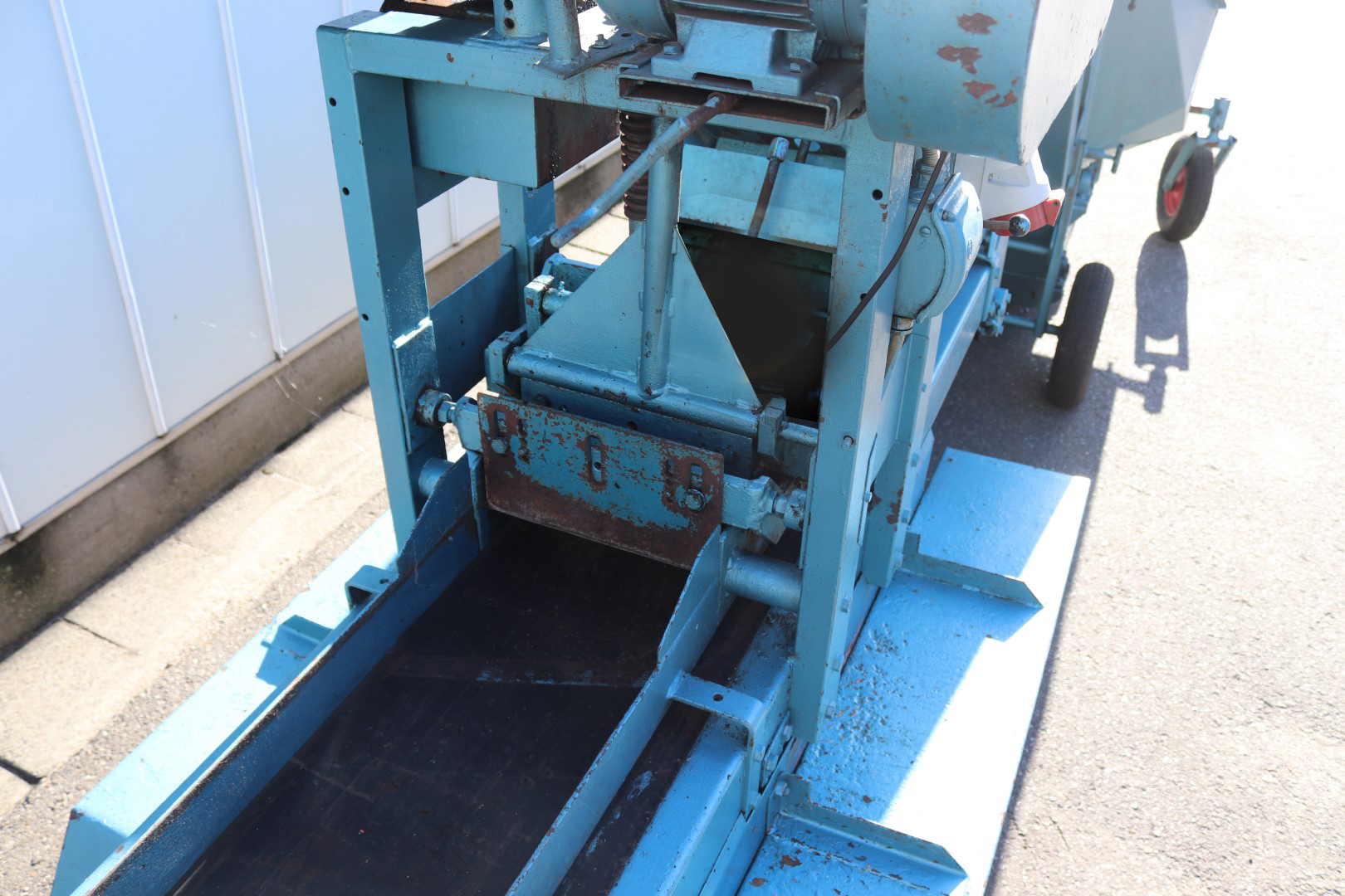 Visser / Dewa selfdriven soilblocking machine