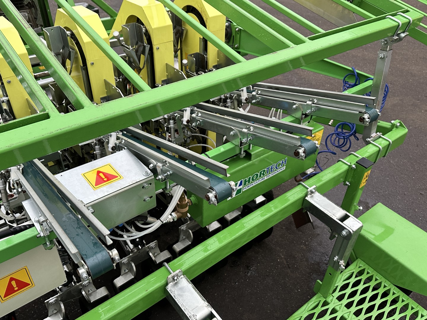 Hortech Due automatica 194 4-row Машина для посадки мульчирующей пленки для почвенных блоков