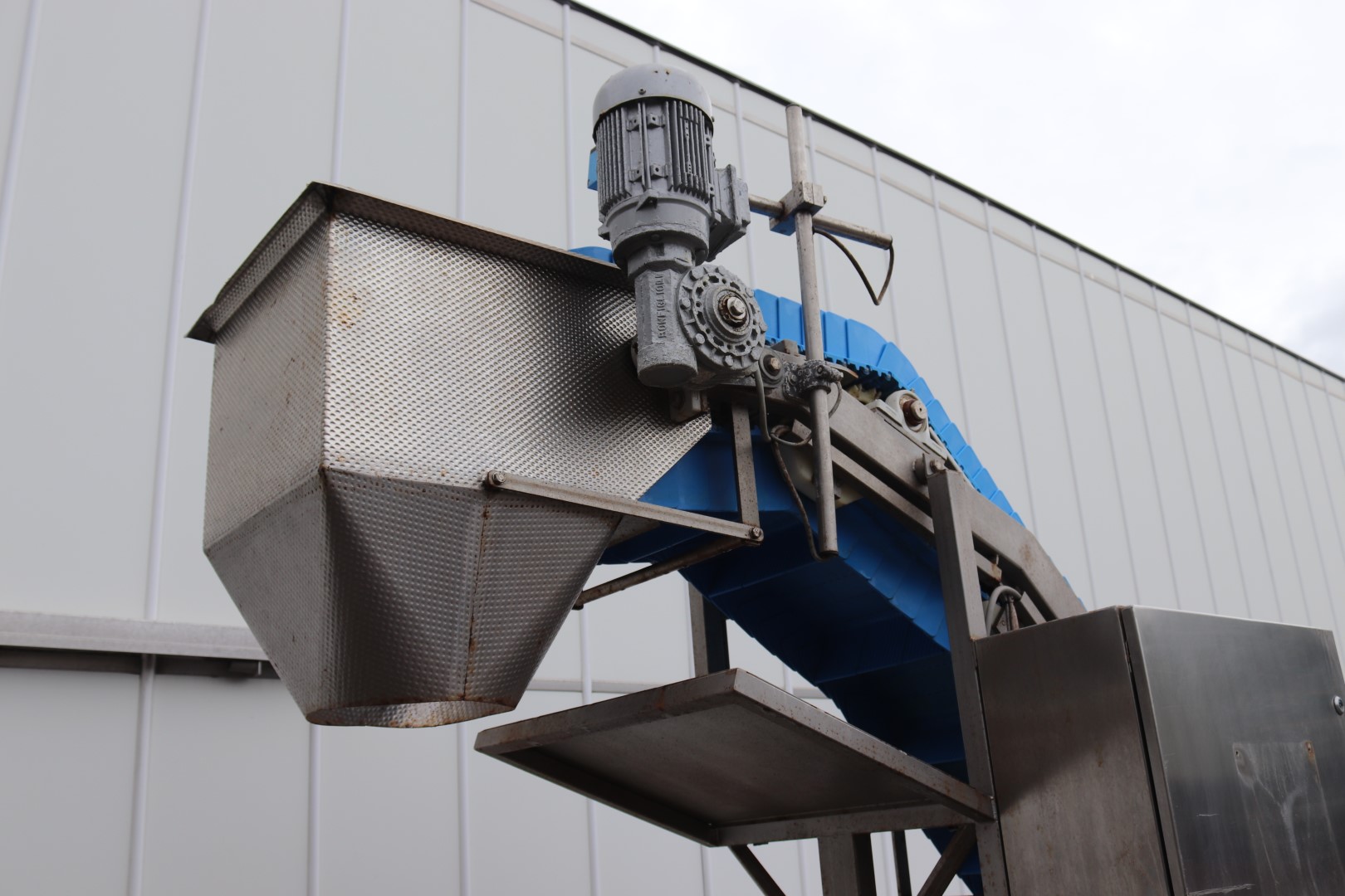 Stainless steel elevator with double knick