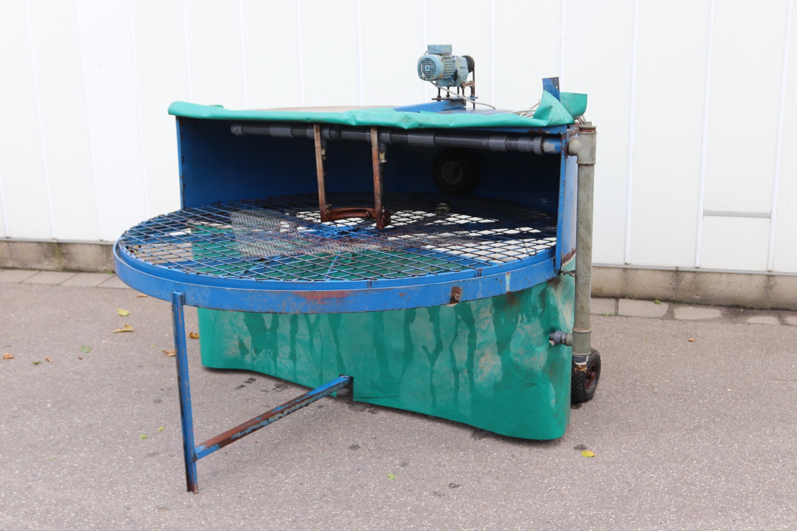 Rotary washing table for vegetables
