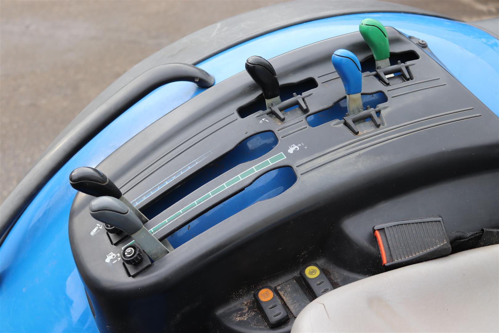 ������� New Holland T3030
