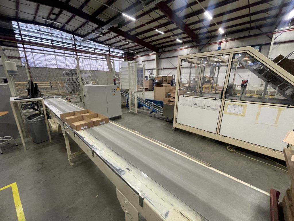 Sealed Air B+ BA20 Mашина для формовки картонных коробок и кассет с наклейкой, подъемником и сборным конвейером