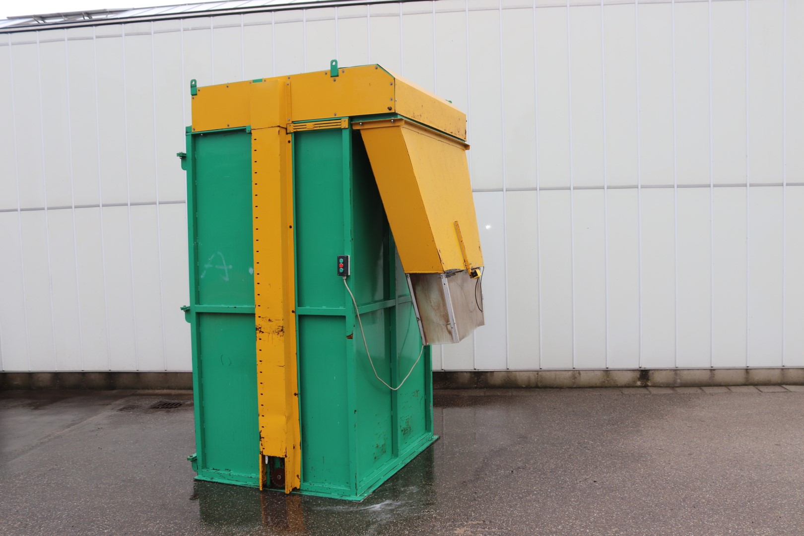 Barret of Boston Peat Big bale breaker with moistering unit