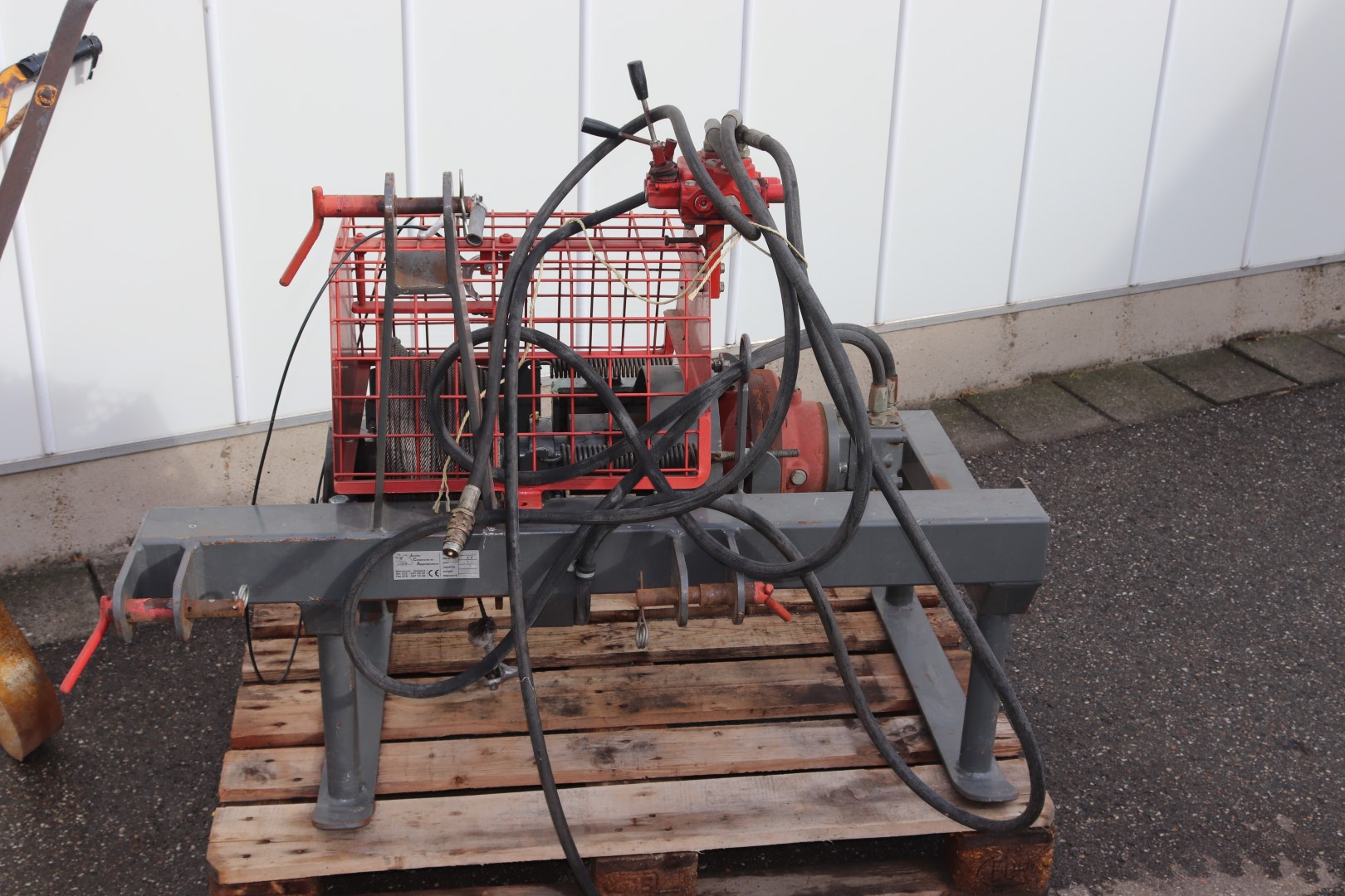 Jacobs hydraulic winch with Thilot under cutter