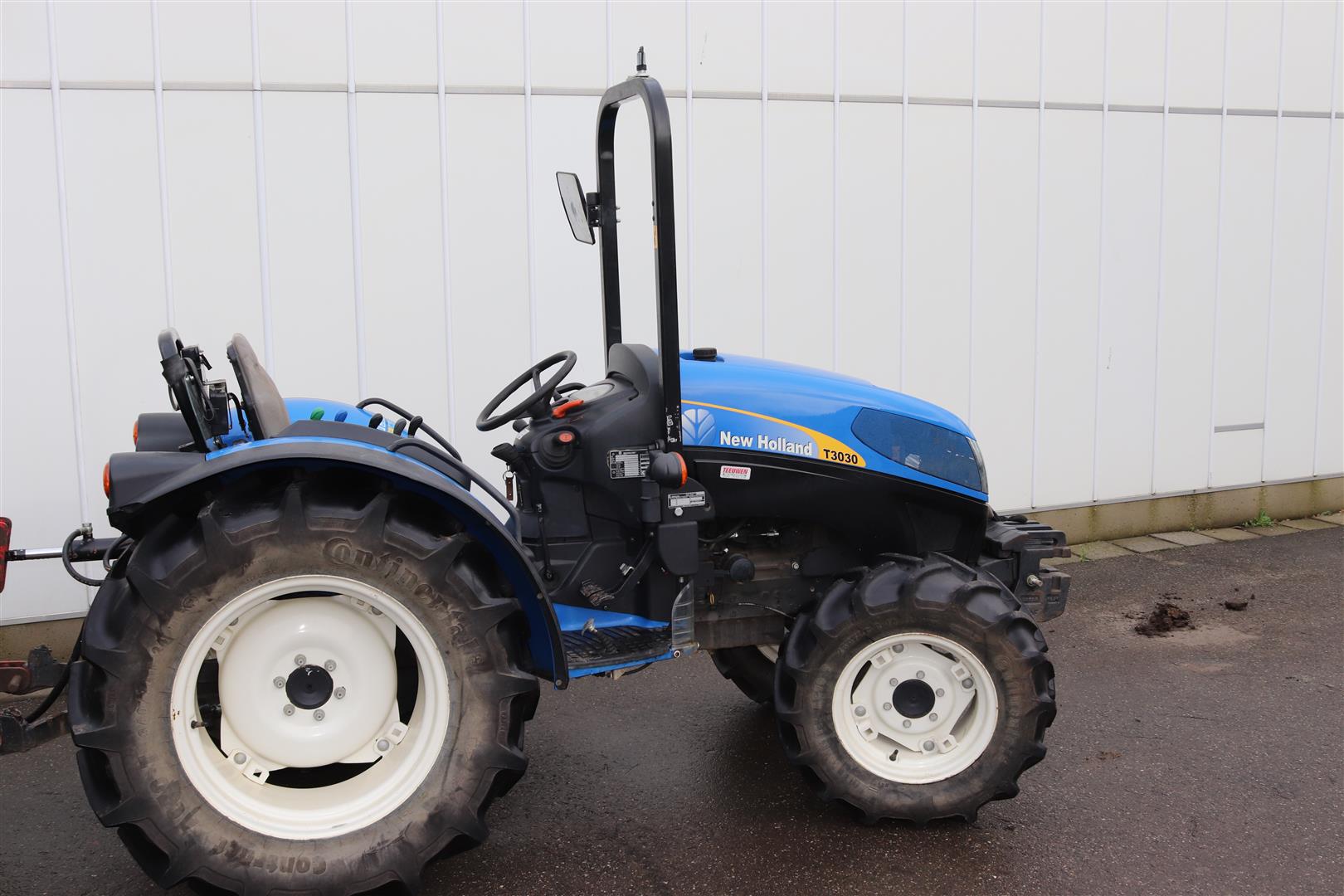 ������� New Holland T3030
