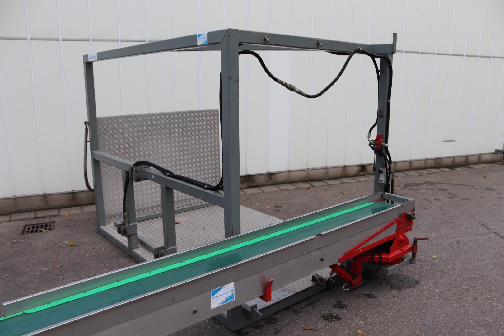 VanHoucke aluminium harvesting conveyor with platform