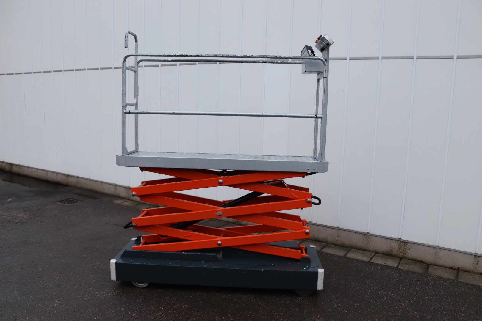 Berg electro- piperail trolley with tripple electric hydraulic scissors