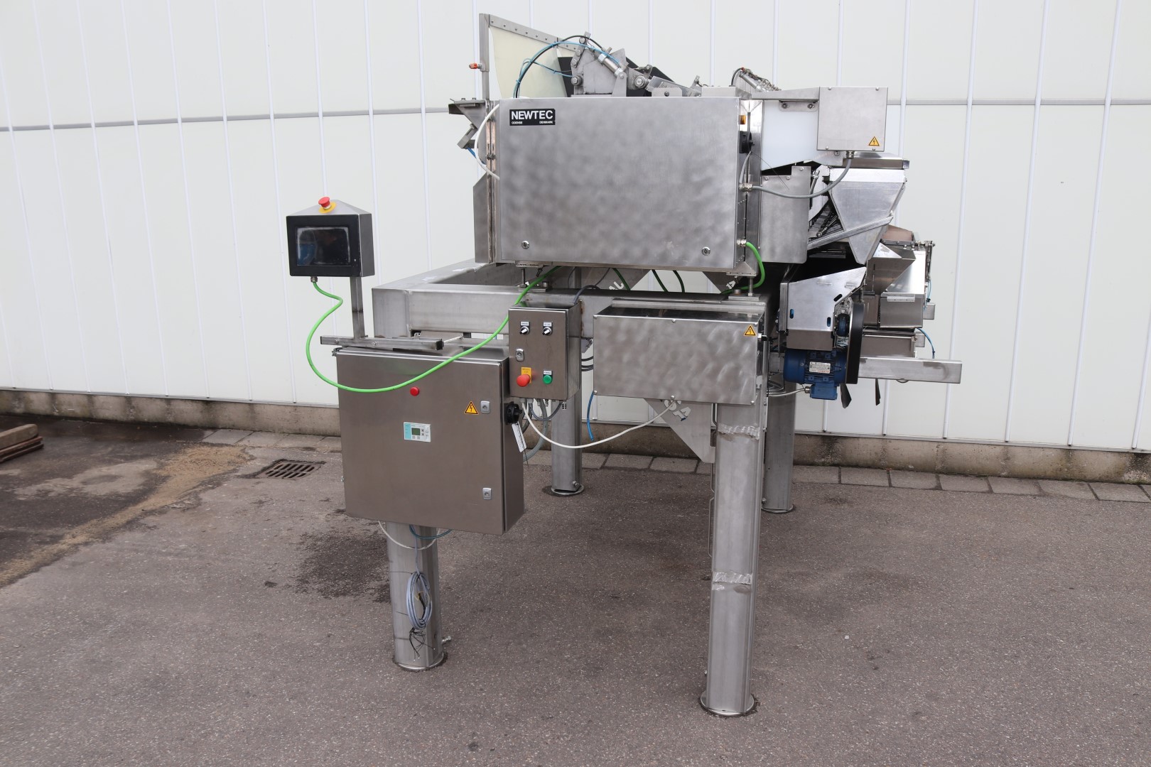 Newtec 14-head weighing machine with supply conveyors