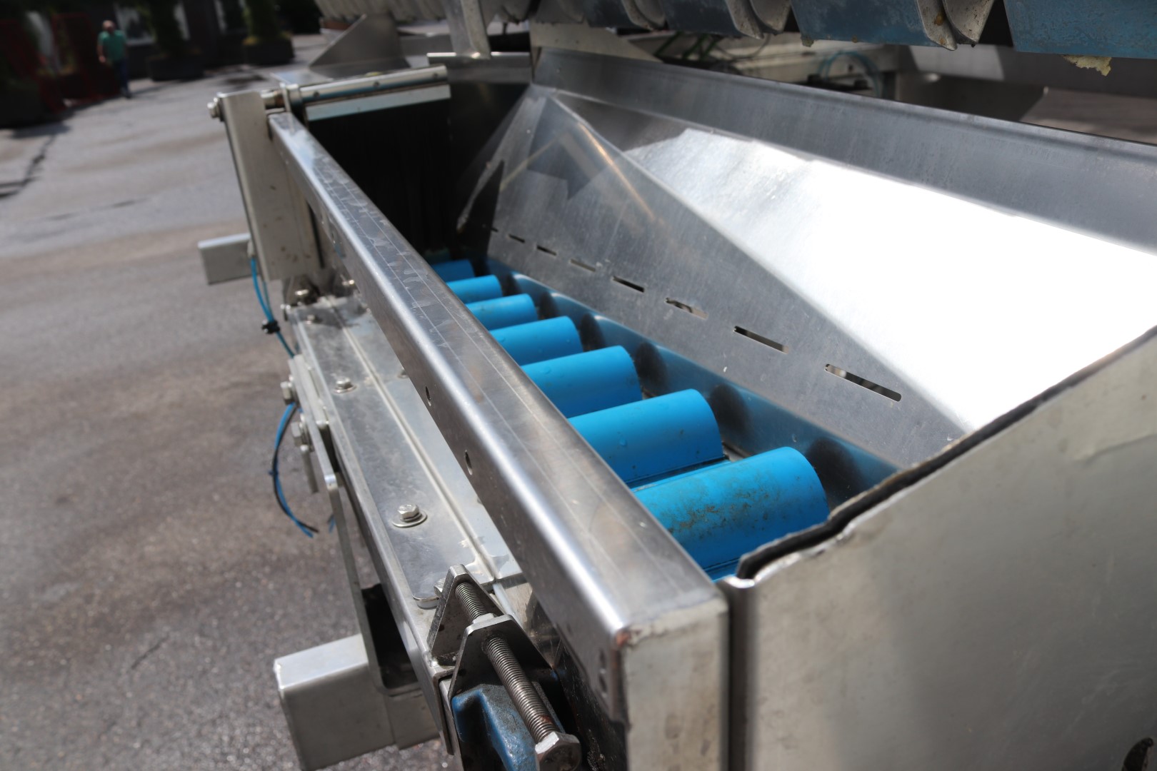 Newtec 14-head weighing machine with supply conveyors