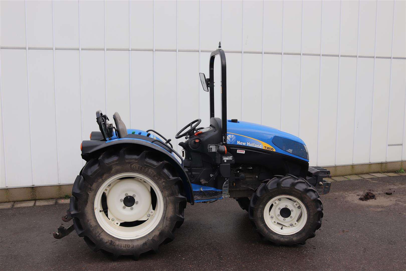 ������� New Holland T3030