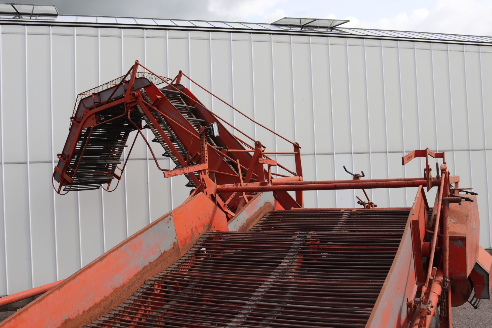 AMAC D2 onion loader with extended elevator