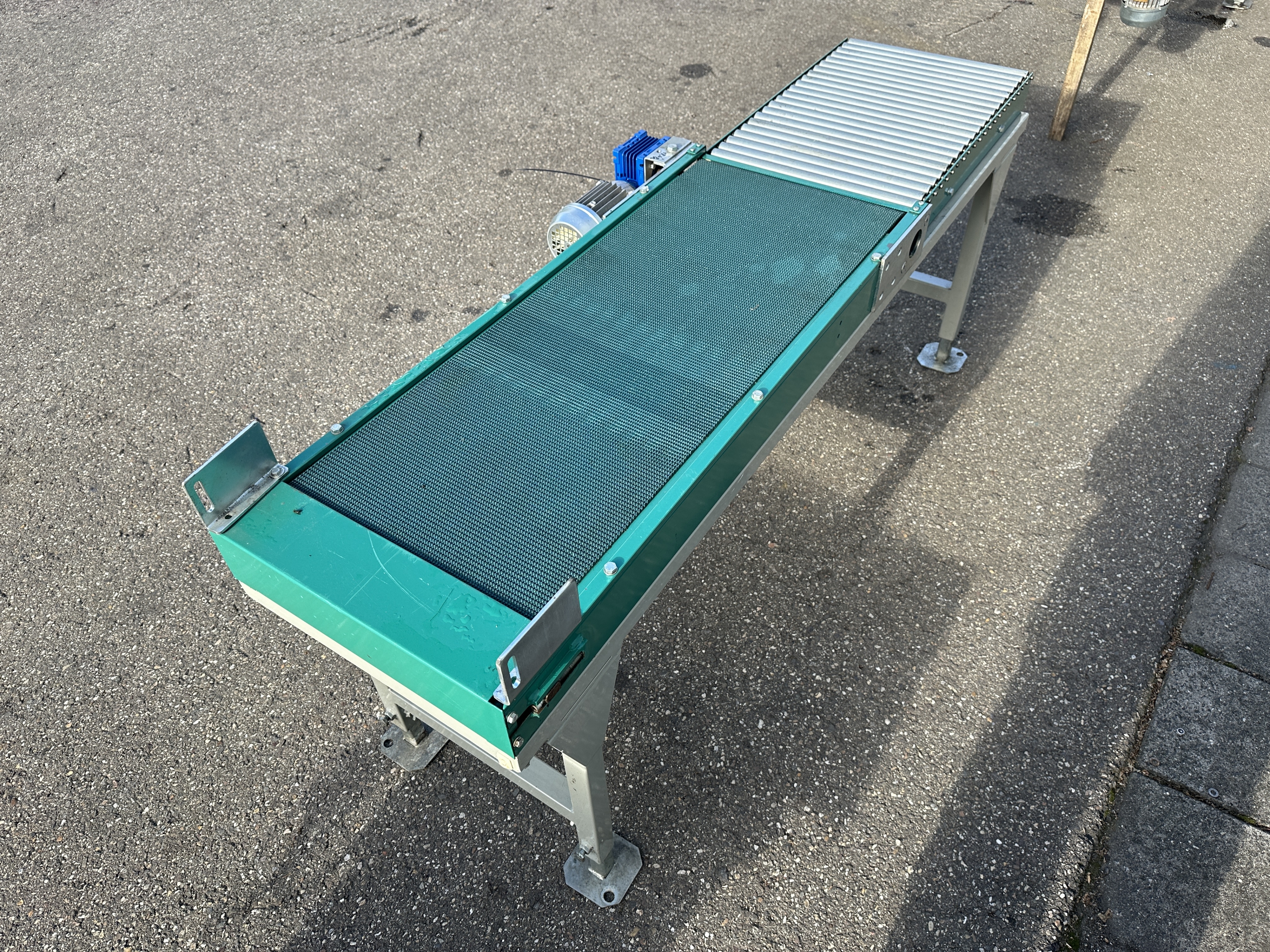 SADO конвейер 105 x 40 см + роликовый конвейер 65 x 40 см
