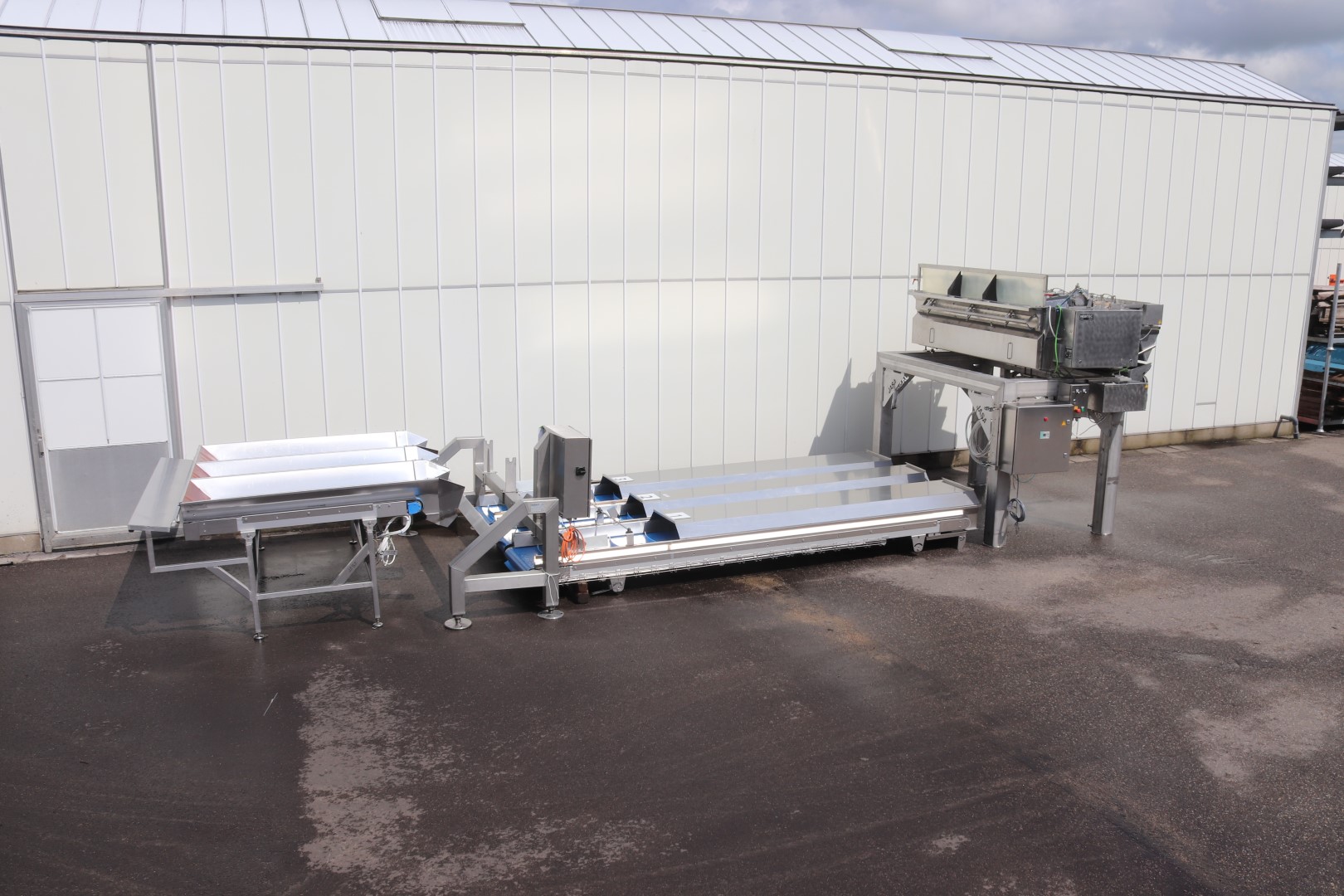 Newtec 14-head weighing machine with supply conveyors
