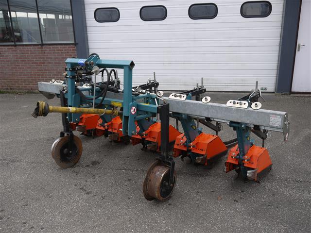 Comeb среди строк rotovator с 4-мя рядами и 5 элементов.