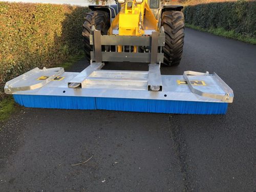 �������� ������������ ������ YARD BRUSH ��� ����� ��������������