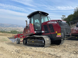 ���������� ������� STX-150 ���������������� � ROPS �������� ������� ������ ��������